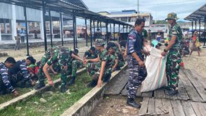 Yonif 804/DBAY Bersinergi dengan Masyarakat dalam Karya Bhakti di Pasar Oyehe.