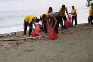 Polda Papua Tengah Bersihkan Pantai Nabire.