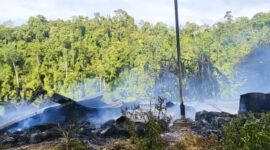 Kapolres Nabire, AKBP Samuel D. Tatiratu, S.I.K., turun langsung memimpin operasi evakuasi di medan yang penuh risiko