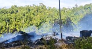 Kapolres Nabire, AKBP Samuel D. Tatiratu, S.I.K., turun langsung memimpin operasi evakuasi di medan yang penuh risiko
