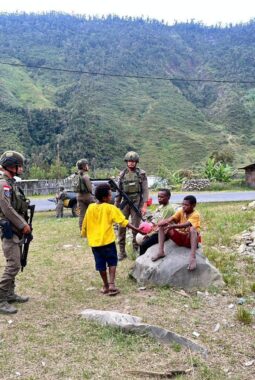 Aksi Humanis Satgas Damai Cartenz di Kulirik: Upaya Preventif Ciptakan Rasa Aman