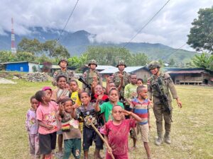 Perkuat Stabilitas Keamanan, Satgas Damai Cartenz Lakukan Pendekatan Persuasif kepada Warga Kulirik.