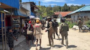 Bangun Kedekatan dengan Masyarakat Paniai, Satgas Damai Cartenz Intensifkan Patroli Humanis.