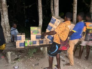 Aksi Sosial Polres Nabire: Sembako Disalurkan ke Titik Pengungsian Kali Harapan.