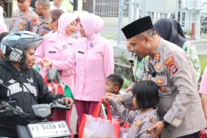 Polres Nabire Bersama Bhayangkari dan Siswa Kemala Kompak Bagikan Takjil.
