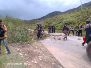 Polisi Buka Blokade Jalan Trans Moanemani – Mapia.