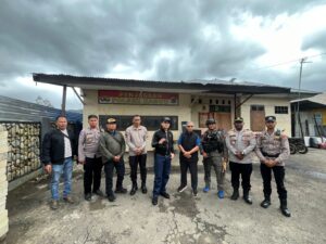 Irwil V Itwasum Polri Pantau Kondisi Keamanan Polsek Kamuu Usai Insiden Penyerangan.