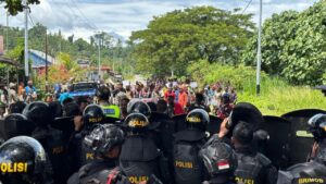 Sinergi TNI-Polri: Yonif 804/DBAY Pertebal Pengamanan Aksi Massa di Nabire.