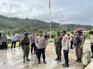 Kapolda Papua Tengah Turun Langsung Cek Kondisi Anggota di Garis Depan.
