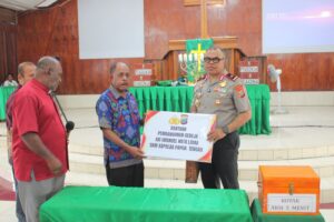 Kapolda Papua Tengah Salurkan Bantuan Pembangunan